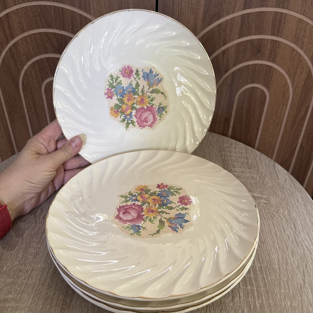 Vintage Bakerite 22k Gold Granny Cross Stirch Floral Dinner Plates Set Of Four